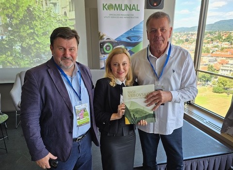 Tijekom konferencije gradonačelnik Mufić i Marijan Kavran uručiili su primjerak Monografije Vrbovskog europskoj zastupnici Marijani Petir / Foto GRAD VRBOVSKO