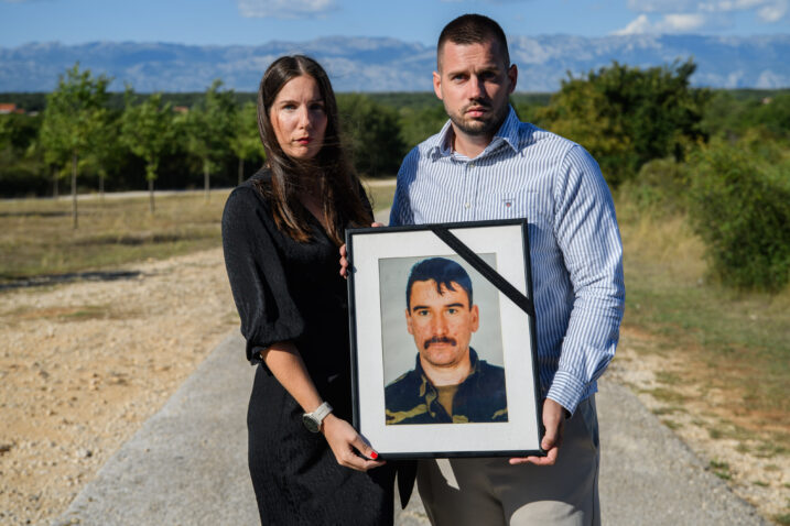 Ana i Šime Zekić sa slikom oca Predraga / Foto: Luka JELIČIĆ