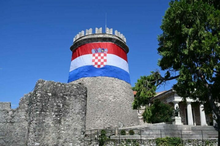 Državna zastava Republike Hrvatske obavila kulu Gradine Trsat / Foto PGŽ-FOTO KURTI