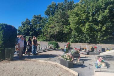 Položeni vijenci i upaljene svijeće na Spomen obilježju branitelja u Domovinskom ratu / Foto OPĆINA VIŠKOVO
