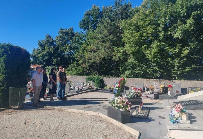 Položeni vijenci i upaljene svijeće na Spomen obilježju branitelja u Domovinskom ratu / Foto OPĆINA VIŠKOVO