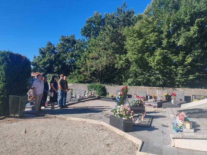 Položeni vijenci i upaljene svijeće na Spomen obilježju branitelja u Domovinskom ratu / Foto OPĆINA VIŠKOVO