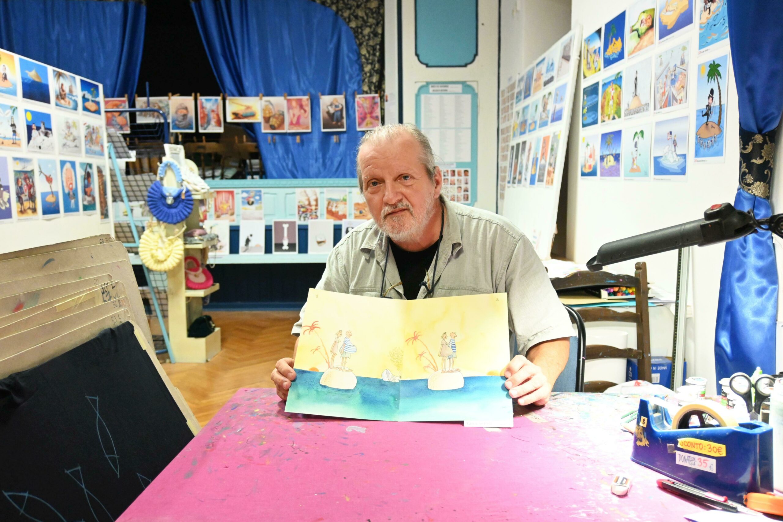 Dado Kovačević s jednom od pobjedničkih karikatura, autora Radka Oketiča / Foto: B. PURIĆ