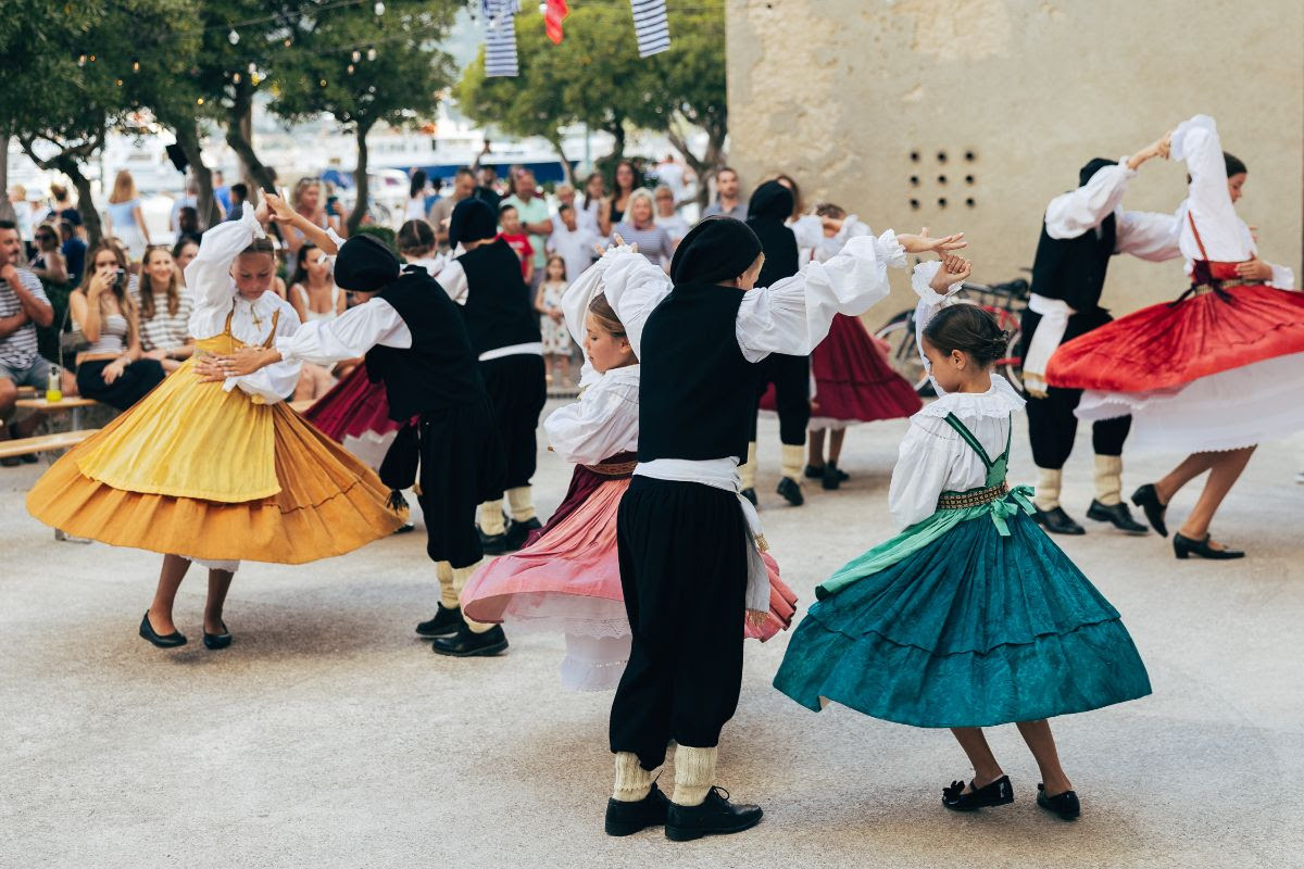 Manifestacija je otvorena zvucima sopila i nastupom mladih folkloraša KD-a Šoto / TZO Baška