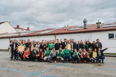 Članovi ZEZ-a Sunce ispred "elektrane" / Foto Vedran Vlahović