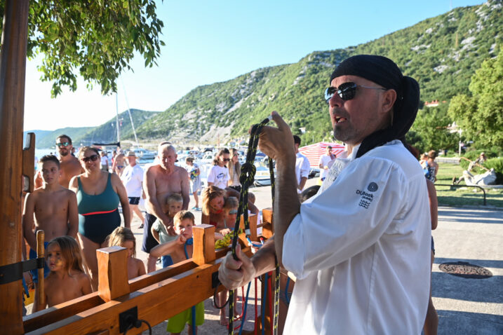Alen Karabaić demonstrirao vezanje mornarskih čvorova / Foto Nikola BLAGOJEVIĆ