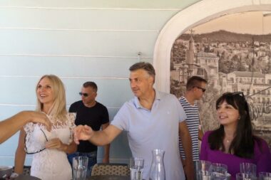 Romina Alkier Tomić, Andrej Plenković i Marina Vujičić na kavi u opatijskom kafiću Mimoza / Foto Aleksandra Kućel-Ilić