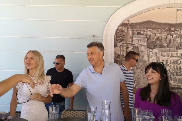 Romina Alkier Tomić, Andrej Plenković i Marina Vujičić na kavi u opatijskom kafiću Mimoza / Foto Aleksandra Kućel-Ilić