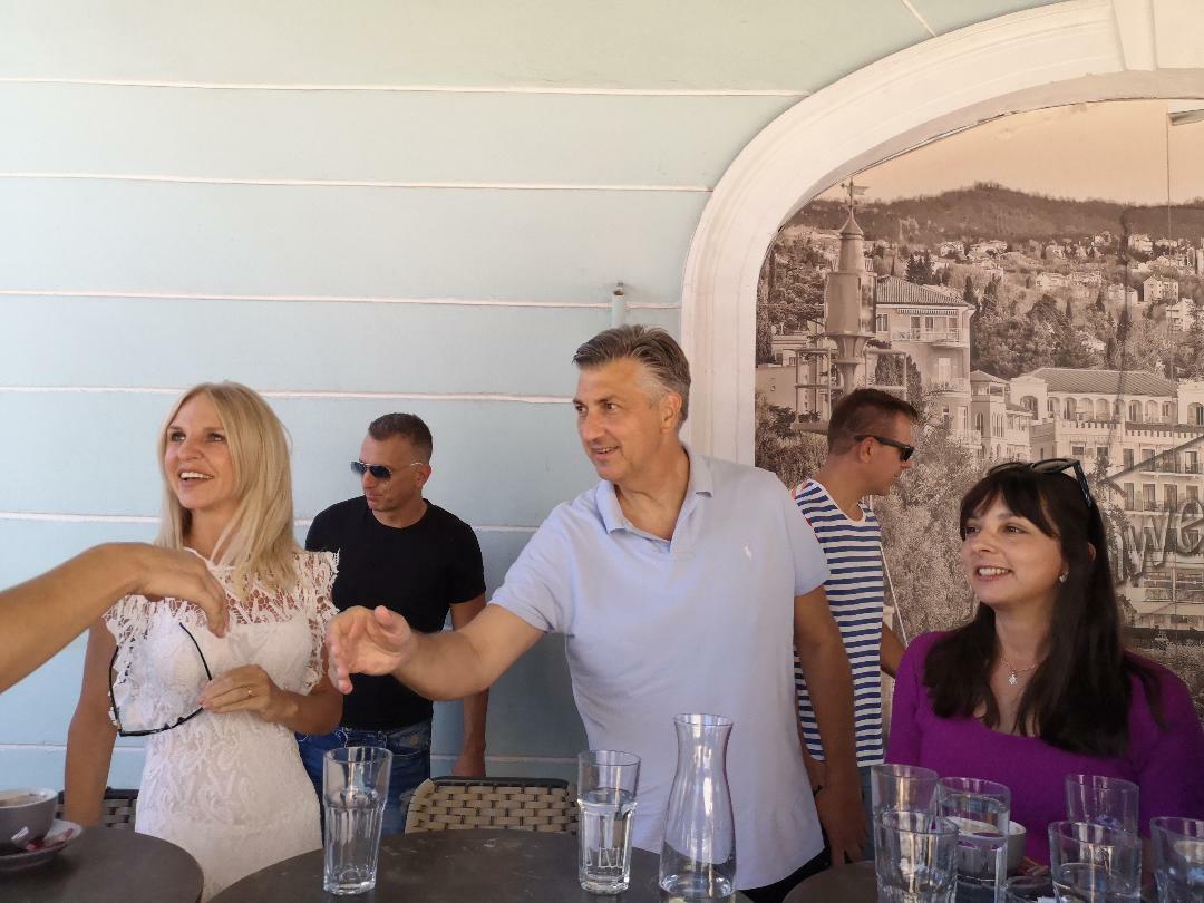 Romina Alkier Tomić, Andrej Plenković i Marina Vujičić na kavi u opatijskom kafiću Mimoza / Foto Aleksandra Kućel-Ilić