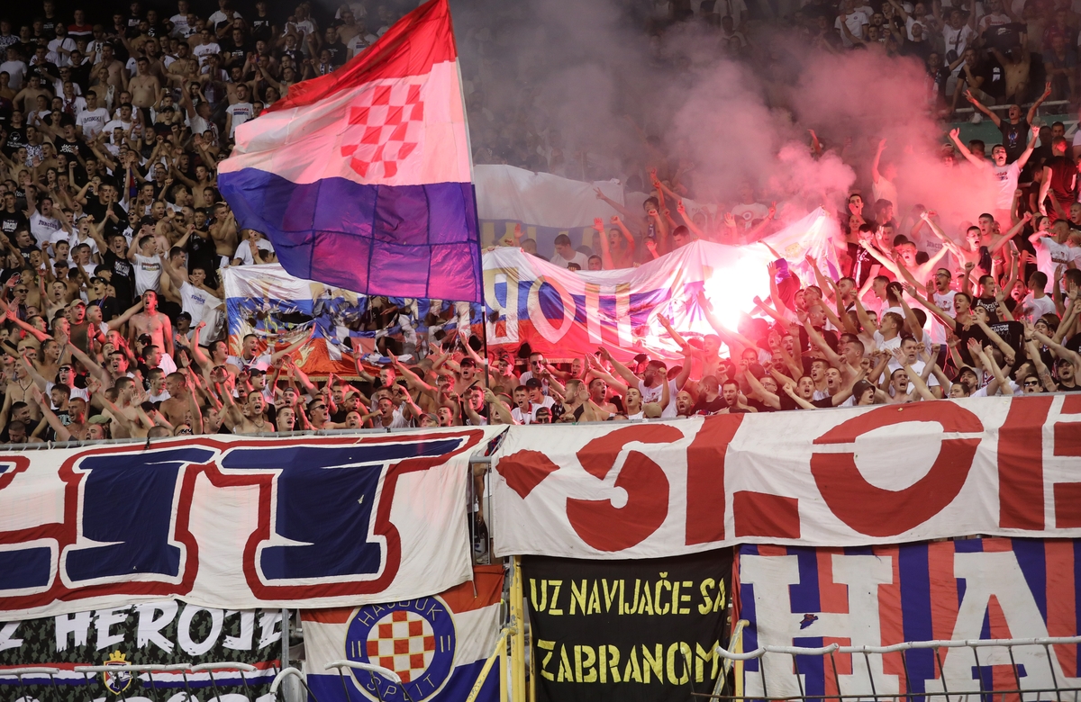 Zastava bez grba Republike Hrvatske, ZDS i paljenje srpskih zastava - slika s Poljuda / Foto Ivo Cagalj/PIXSELL