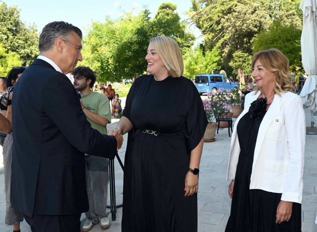 Predsjednik Vlade Andrej Plenković s gradonačelnicom Ivonom Matošić Gašparović i predsjednicom Gradskog vijeća Ines Kassal Andrašević / Foto: Marko Gracin