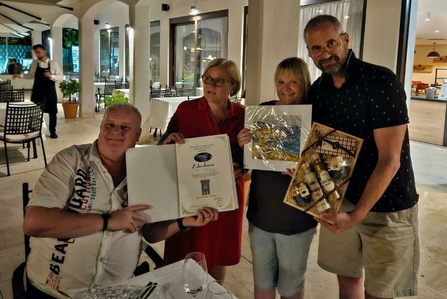 Prijem i darovi načelnika Riccarda Staraja za vjerne goste iz Njemačke, Andreu i njezinu obitelj / Foto Općina Mošćenička Draga