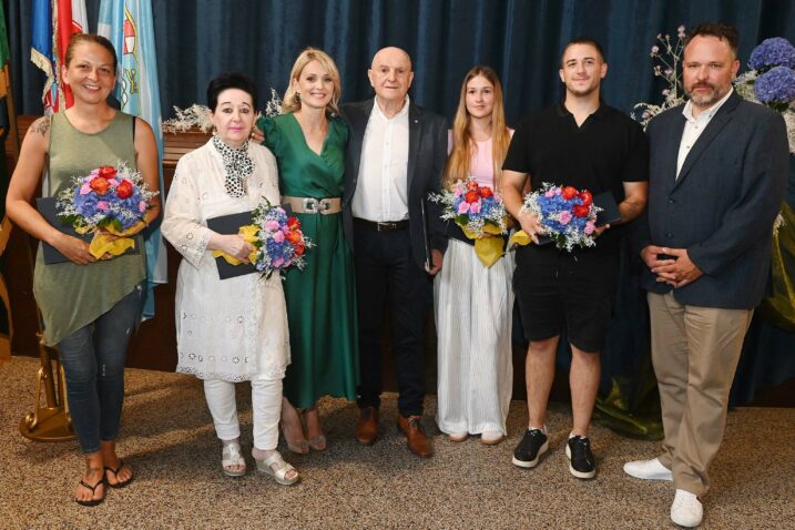 Ovogodišnji klanjski laureati s čelnicima Općine na svečanoj sjednici / Foto Marko GRACIN