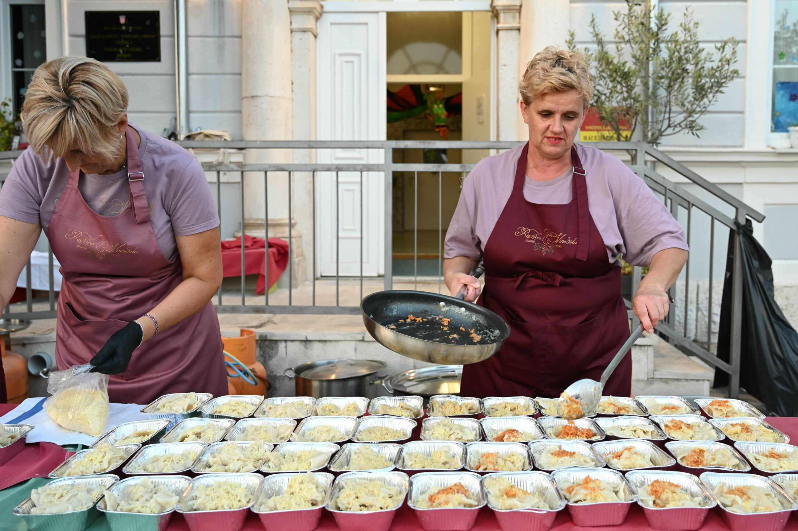 Vrijedne ruke članica KUD-a napravile su čak 400 porcija autohtone delicije / Foto: Ana Križanec