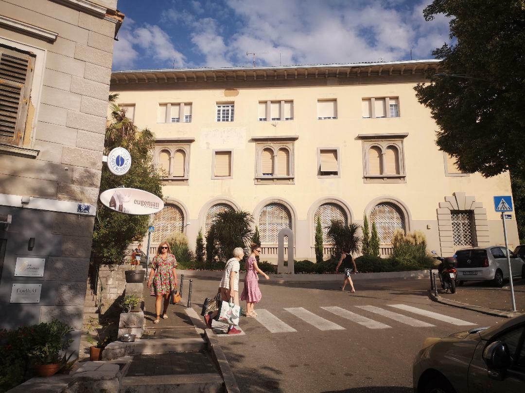 Ljeto je donijelo pravu sušu u dostavi pošiljaka - zgrada Pošte u Opatiji / Foto A. KUĆEL ILIĆ