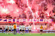 SRAMOTNI PRIZORI - Torcida je bacala baklje na igrače Hajduka/Foto PIXSELL