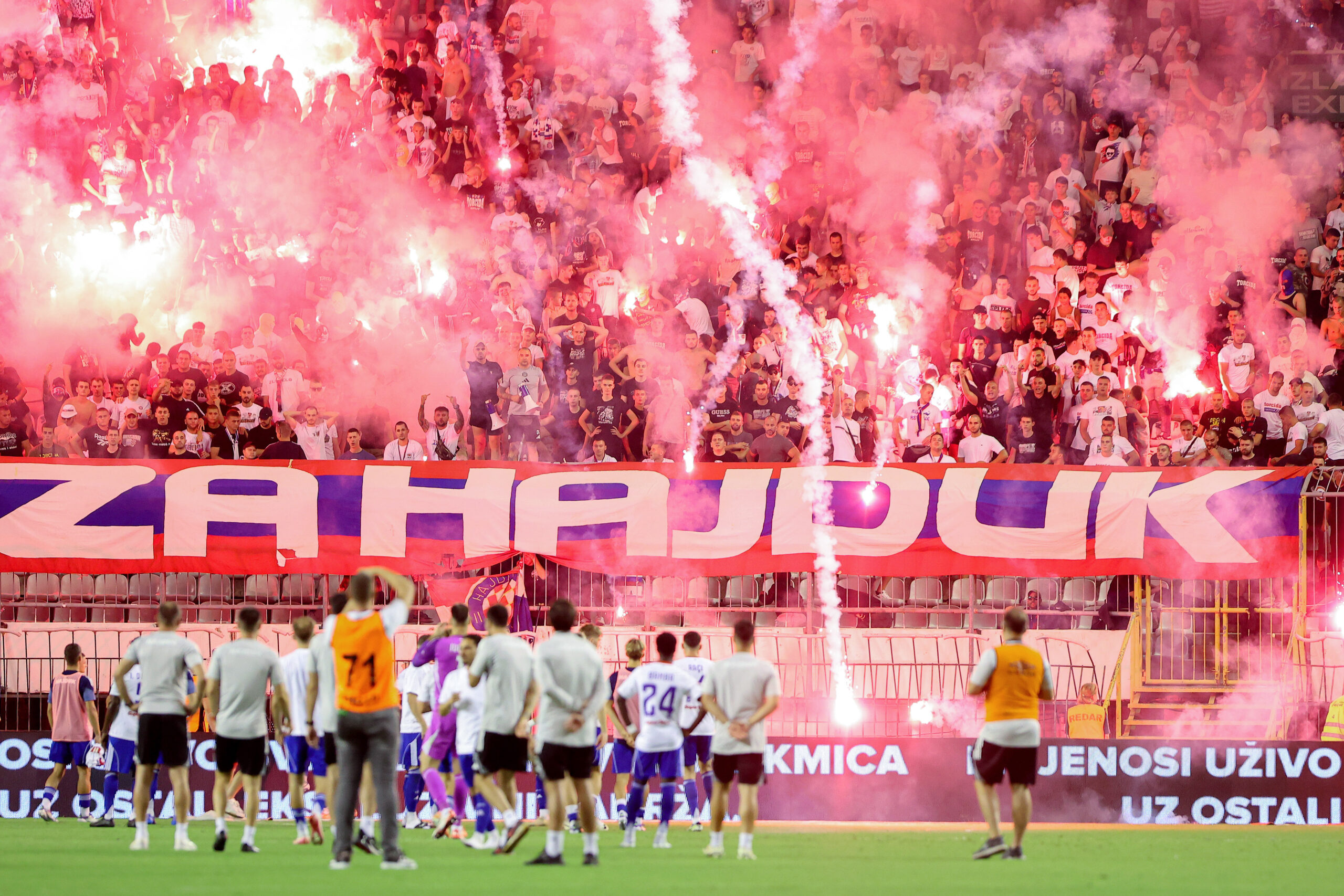 SRAMOTNI PRIZORI - Torcida je bacala baklje na igrače Hajduka/Foto PIXSELL