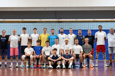 NOVI POČETAK - Odbojkaši Rijeke s trenerom Velimirom Liverićem/Foto V. KARUZA