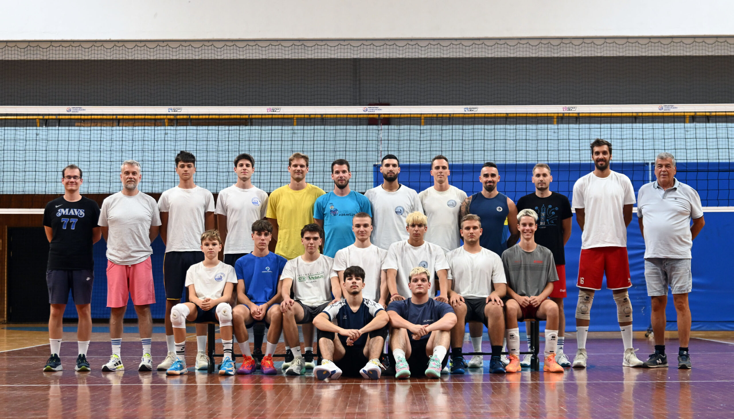 NOVI POČETAK - Odbojkaši Rijeke s trenerom Velimirom Liverićem/Foto V. KARUZA