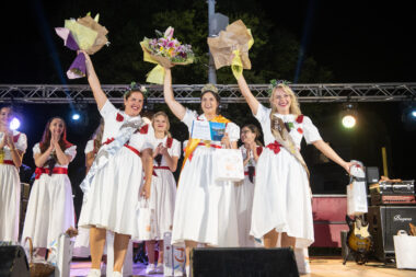 Prva pratilja Ivona Strahović Funarić, Ružica - Gabrijela Antolović i druga pratilja Sara Uremović / Foto Nikola BLAGOJEVIĆ