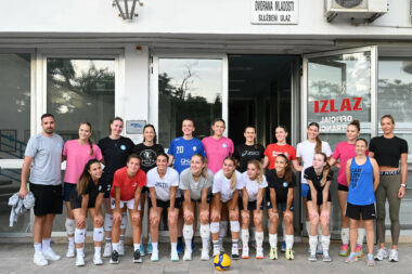 Odbojkašice Rijeke s trenerima/Foto A. KRIŽANEC