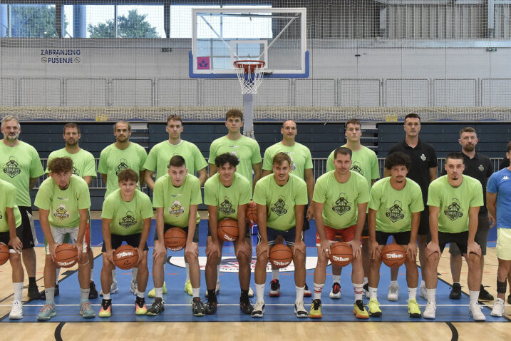 Košarkaši DepoLink Škrljeva sa stručnim stožerom/Foto M. JURČIĆ