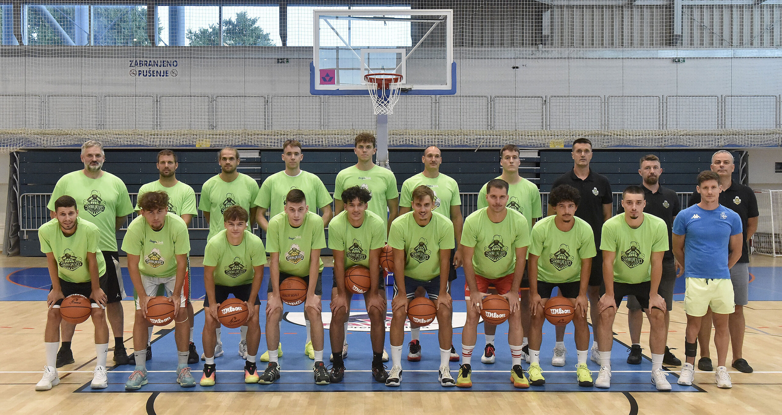 Košarkaši DepoLink Škrljeva sa stručnim stožerom/Foto M. JURČIĆ
