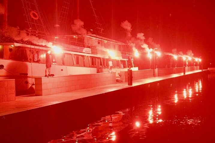Dvanaest baklji za dvanaest vječnih heroja / Foto ŽLU CRIKVENICA