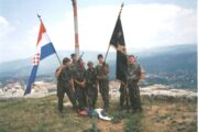 Skidanje srpske zastave u Kninu: Elvis Mihić iz Rijeke, Mario Bilač iz Vodica, Eduard Baltić iz Čakovca, Ivica Novoselec iz Zlatar Bistrice, Jasmin Hadžić iz Baranje te Miljenko Hojsak iz Bednje, dok je sedmi gardist u pozadini slike bio pripadnik 1. satnije 2. bojne / Foto Privatni album