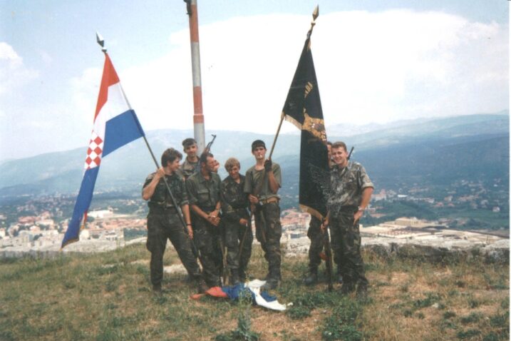 Skidanje srpske zastave u Kninu: Elvis Mihić iz Rijeke, Mario Bilač iz Vodica, Eduard Baltić iz Čakovca, Ivica Novoselec iz Zlatar Bistrice, Jasmin Hadžić iz Baranje te Miljenko Hojsak iz Bednje, dok je sedmi gardist u pozadini slike bio pripadnik 1. satnije 2. bojne / Foto Privatni album