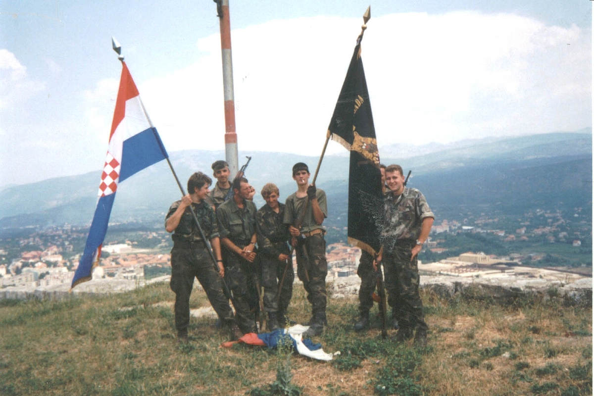 Skidanje srpske zastave u Kninu: Elvis Mihić iz Rijeke, Mario Bilač iz Vodica, Eduard Baltić iz Čakovca, Ivica Novoselec iz Zlatar Bistrice, Jasmin Hadžić iz Baranje te Miljenko Hojsak iz Bednje, dok je sedmi gardist u pozadini slike bio pripadnik 1. satnije 2. bojne / Foto Privatni album