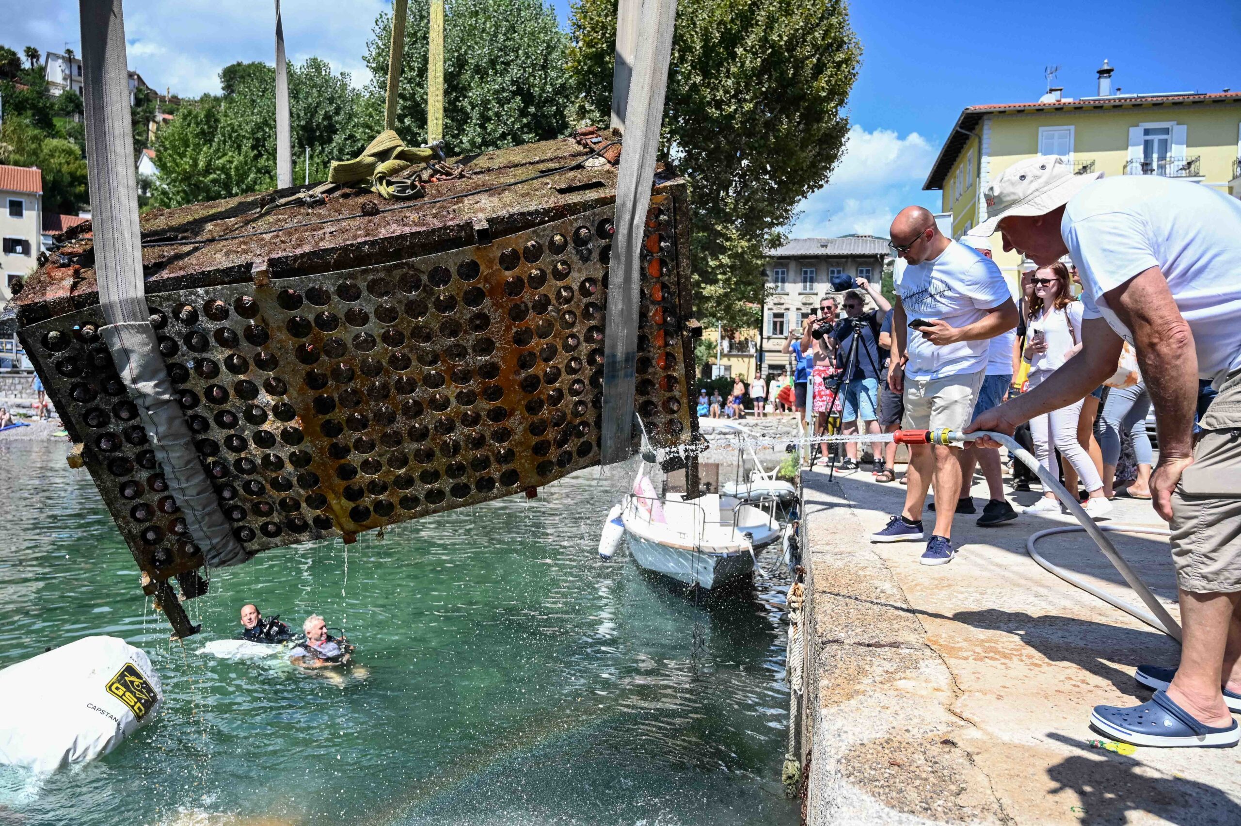 Spektakularno izvlačenje kaveza s buteljama vina nakon godinu dana sazrijevanja / NL arhiva