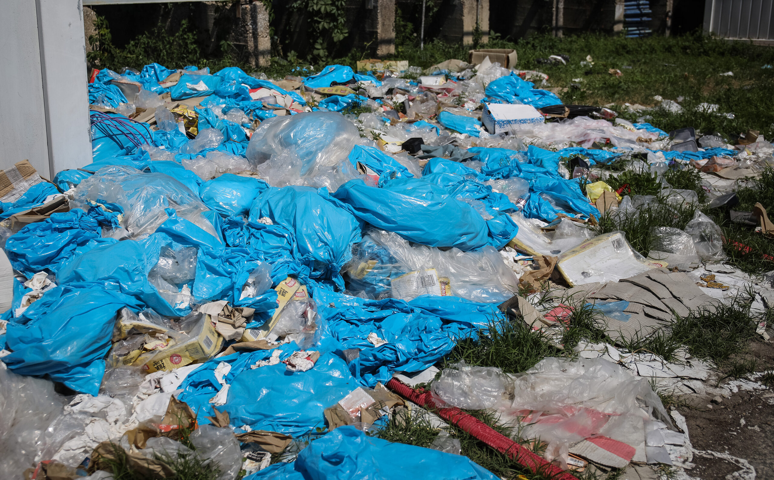 Mjesec dana nakon koncerta Marka Perkovica Thompsona na Hipodromu jos uvijek nije odvezeno smece. Photo: Emica Elvedji/PIXSELL
