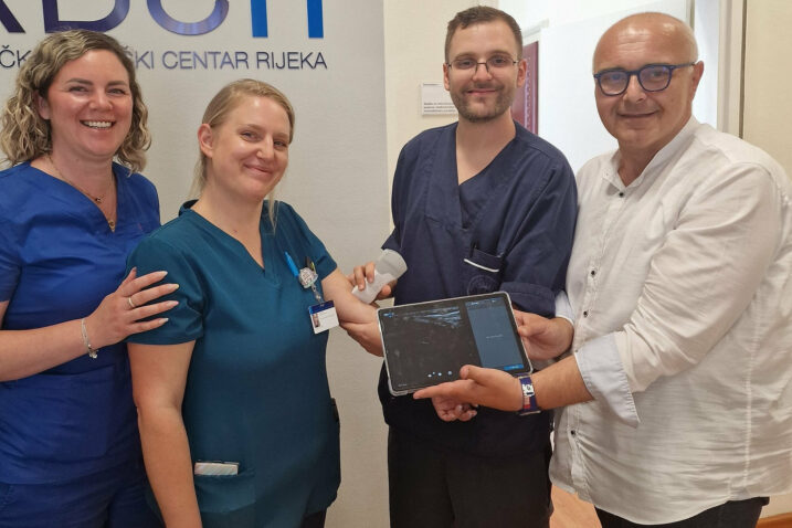 Osoblje Klinike za tumore s ravnateljem KBC-a Rijeka, prof. dr. sc. Alenom Ružićem predstavljaju uređaj. S lijeva na desno: Jasna Marušić, dr. med, pročelnica Poliklinike i Dnevne bolnice Klinike za tumore, Anita Beg, bacc. med. techn., glavna sestra Poliklinike i Dnevne bolnice Klinike za tumore, Robert Žmirić, bacc. med. techn., medicinski tehničar Dnevne bolnice Klinike za tumore