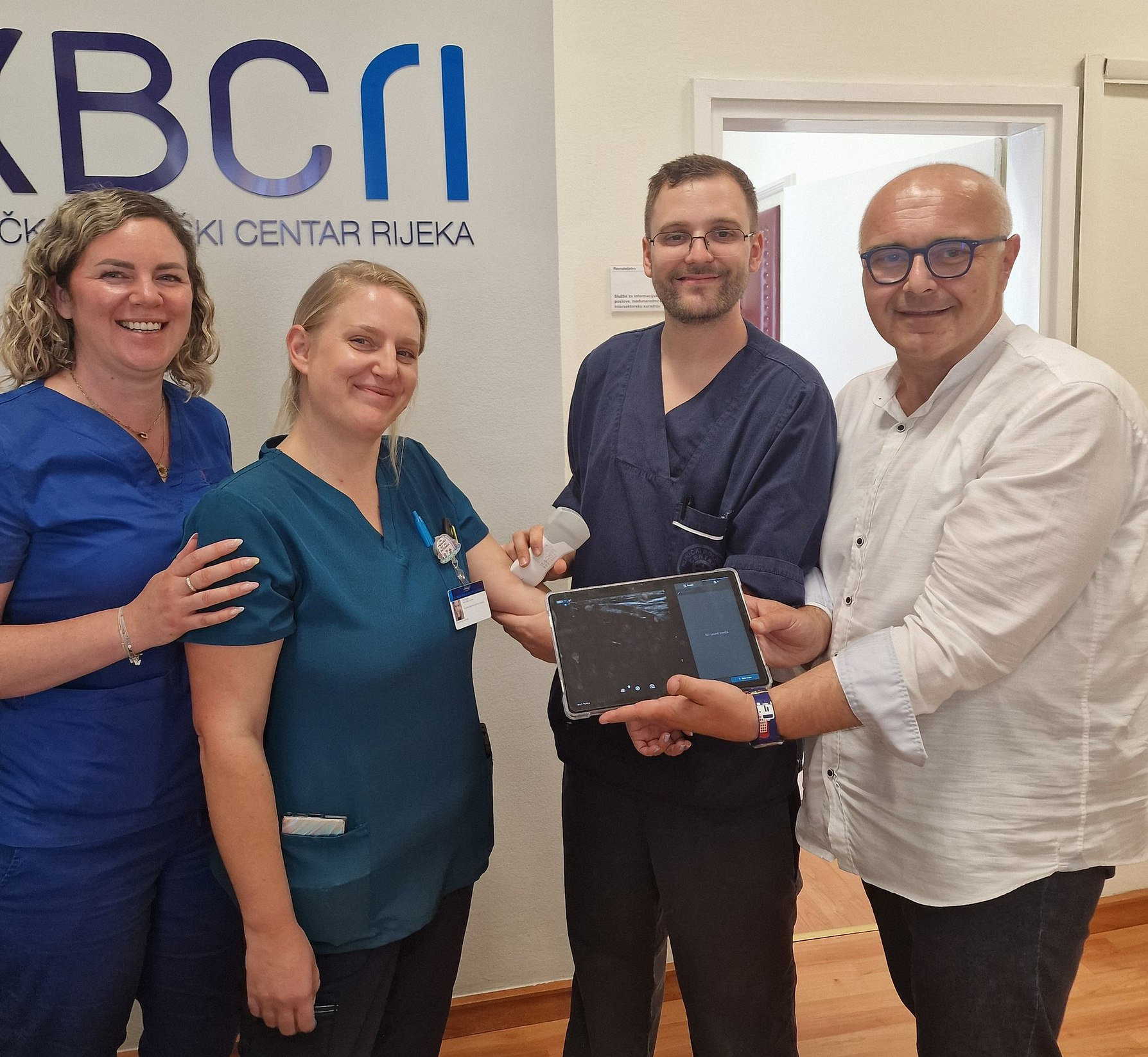 Osoblje Klinike za tumore s ravnateljem KBC-a Rijeka, prof. dr. sc. Alenom Ružićem predstavljaju uređaj. S lijeva na desno: Jasna Marušić, dr. med, pročelnica Poliklinike i Dnevne bolnice Klinike za tumore, Anita Beg, bacc. med. techn., glavna sestra Poliklinike i Dnevne bolnice Klinike za tumore, Robert Žmirić, bacc. med. techn., medicinski tehničar Dnevne bolnice Klinike za tumore