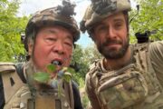 Ai WeiWei i Petya Verzilov na fronti blizu Harkiva / Foto Screenshot Instagram Petya Verzilov