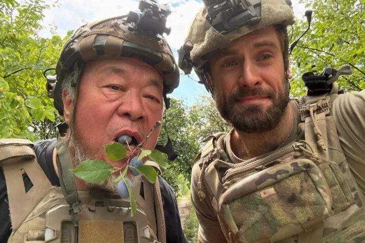 Ai WeiWei i Petya Verzilov na fronti blizu Harkiva / Foto Screenshot Instagram Petya Verzilov