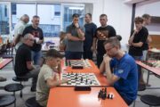 U šahu se ravnopravno sučeljavaju razni uzrasti i kategorije - početnik Petar Anđelić i iskusni Bojan Purić / Foto Walter Salković