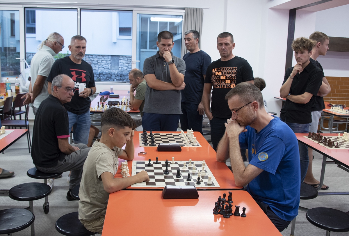 U šahu se ravnopravno sučeljavaju razni uzrasti i kategorije - početnik Petar Anđelić i iskusni Bojan Purić / Foto Walter Salković