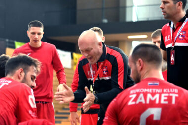 LOV NA BODOVE - Mladen Prskalo s igračima Zameta i pomoćnikom Marinom Sakićem/Foto V. KARUZA