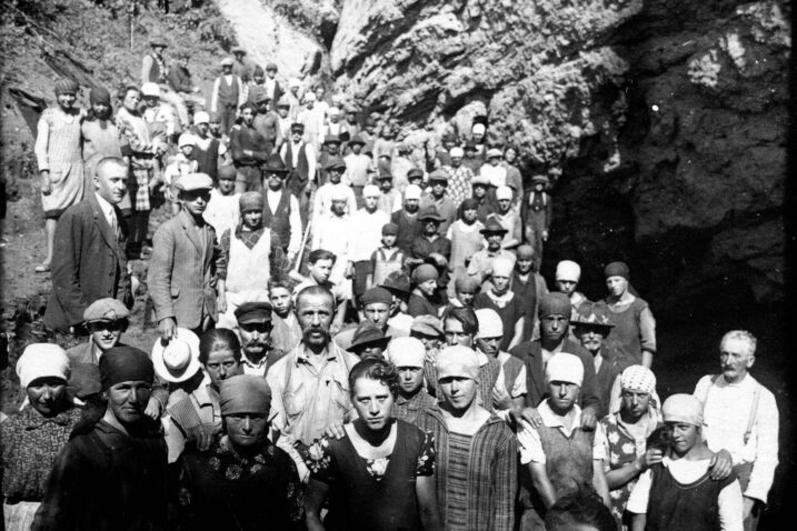 Godina je 1928., skupina ljudi čistila je Pinoru, dio Lokvarke