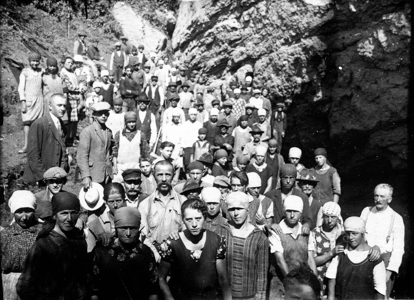 Godina je 1928., skupina ljudi čistila je Pinoru, dio Lokvarke