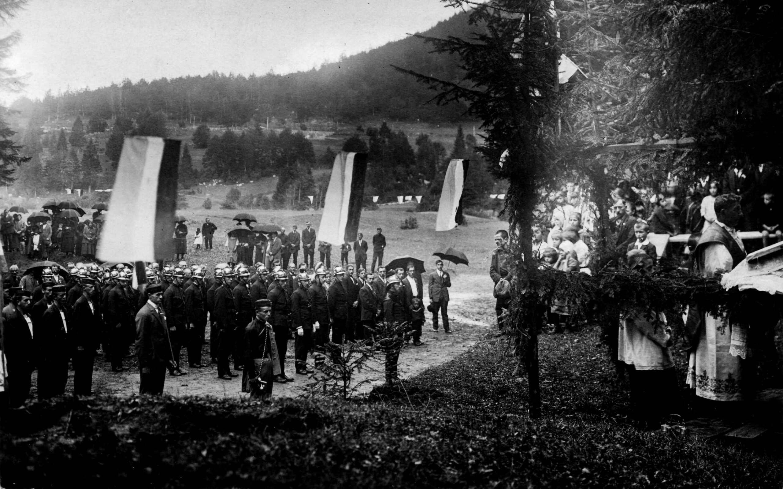 Slet vatrogasaca snimljen dvadesetih godina prošlog stoljeća