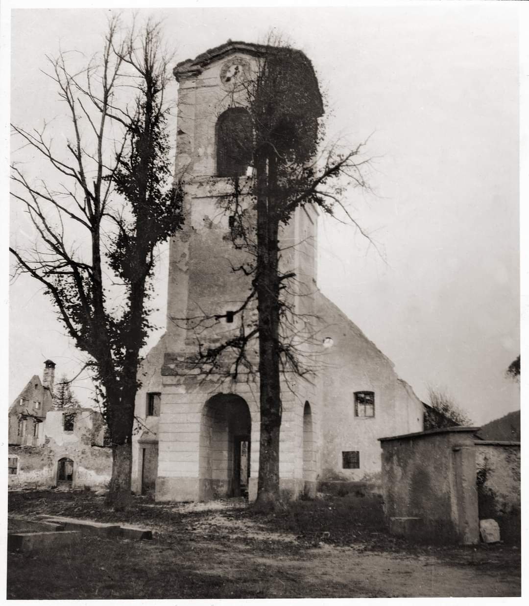 Crkva u Brodu na Kupi nakon bombardiranja 1945. godine