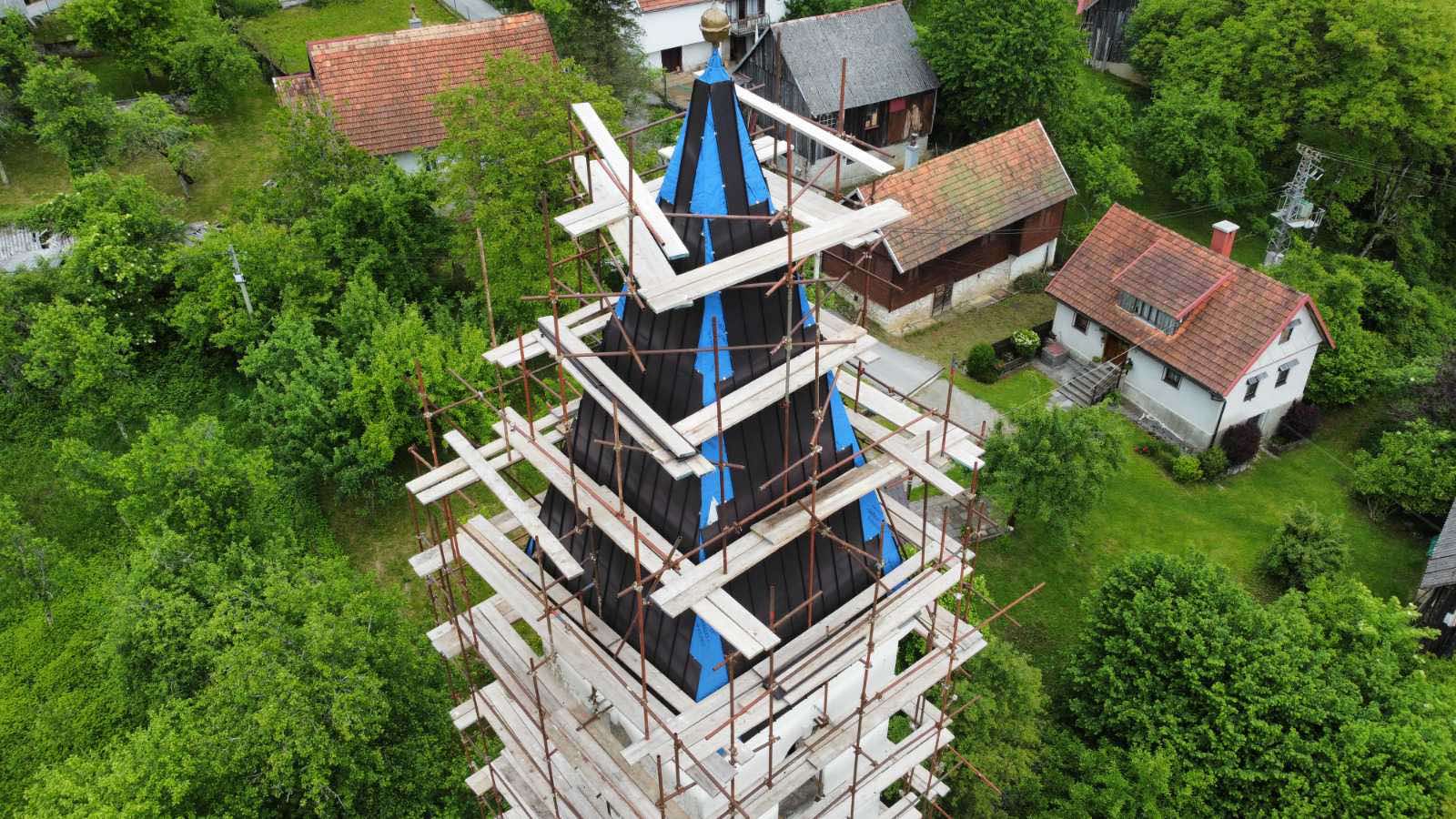 Pogled na kuželjski zvonik iz ptičje perspektive / Foto: MO PLEŠCE