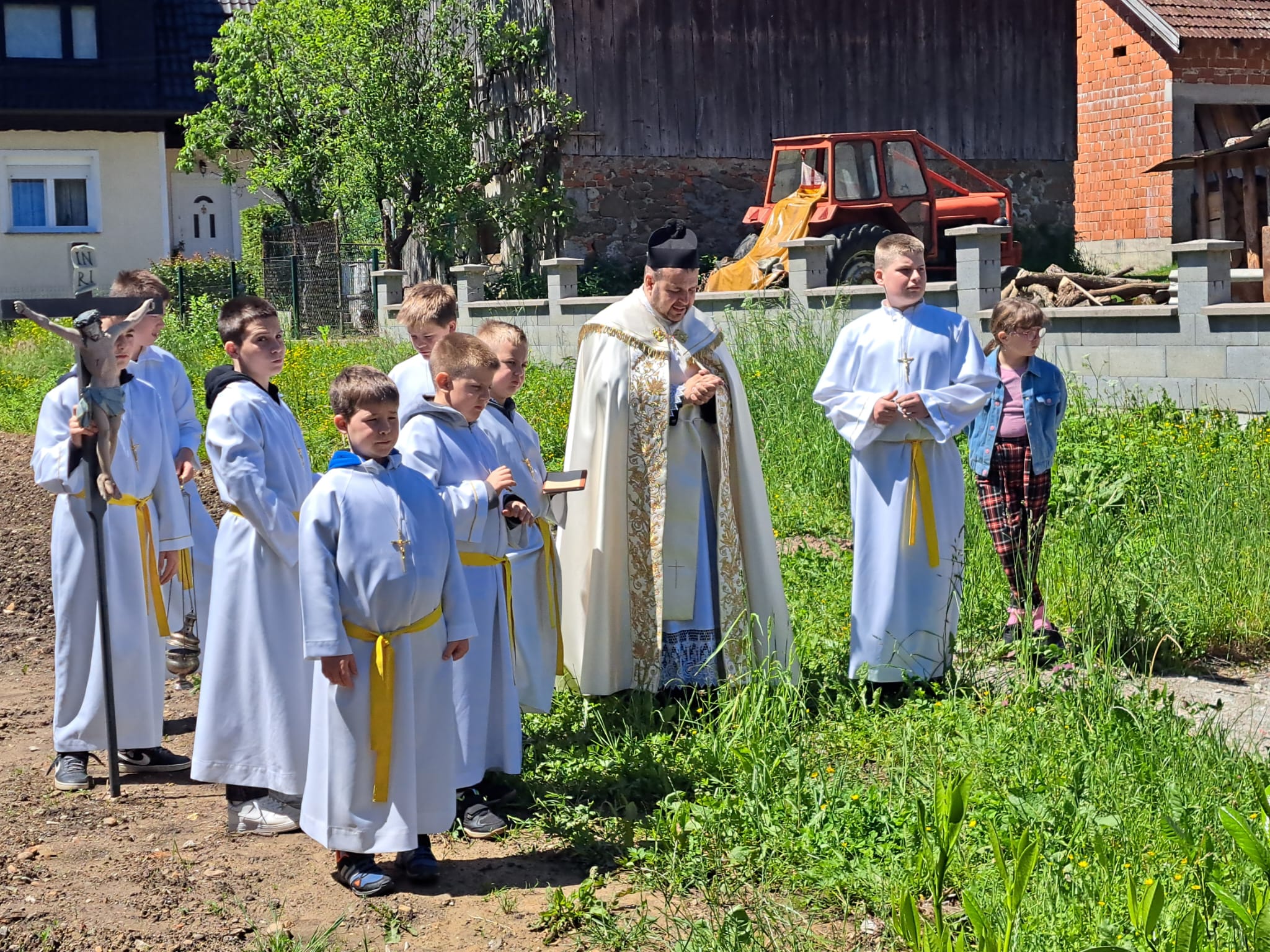 Župnik Tomić s najmlađima u župi / Foto: MO PLEŠCE