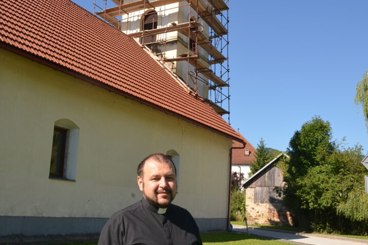 Župnik Tomić s najmlađima u župi /Foto: Marinko Krmpotić