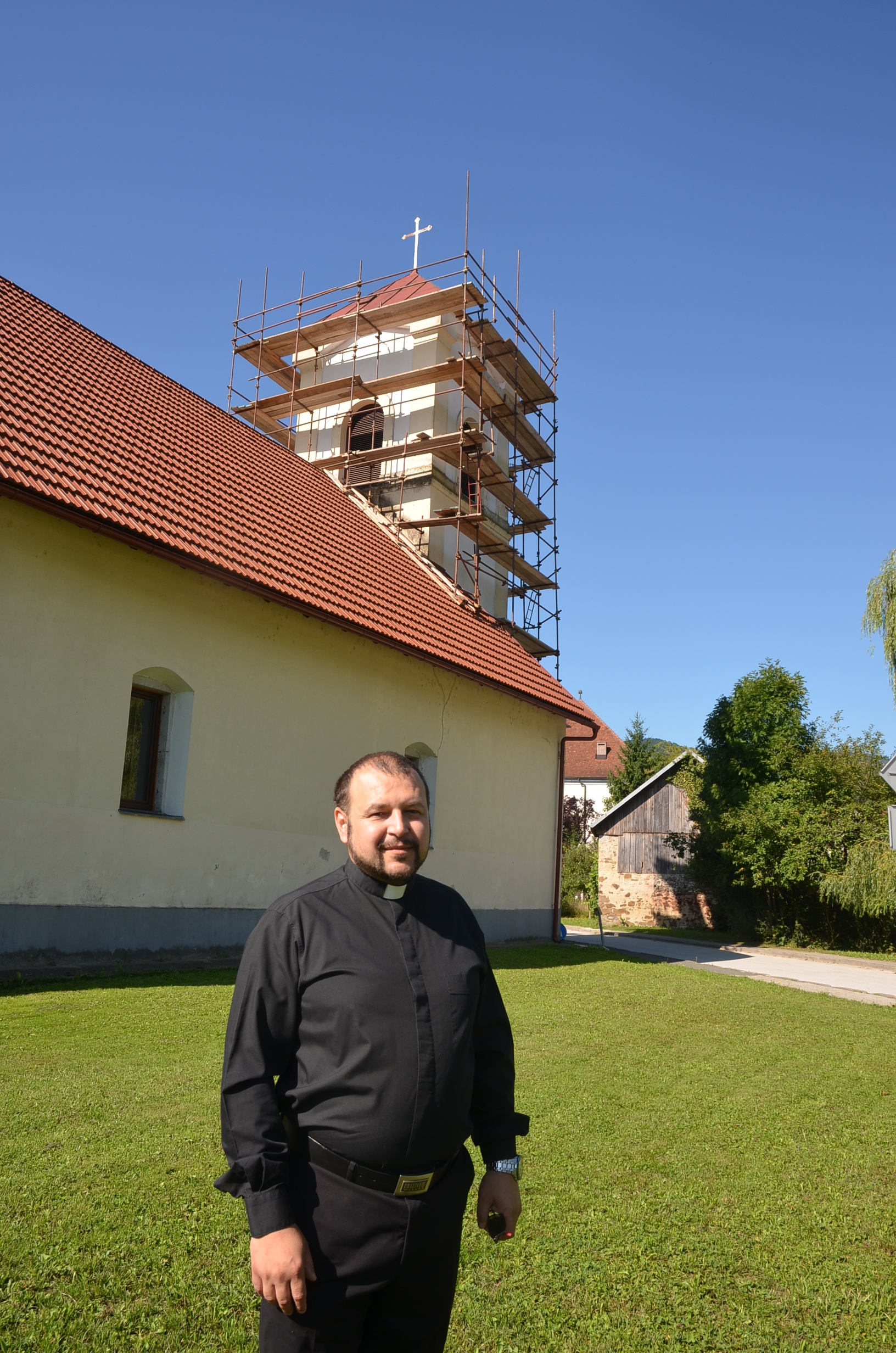 Župnik Tomić s najmlađima u župi /Foto: Marinko Krmpotić