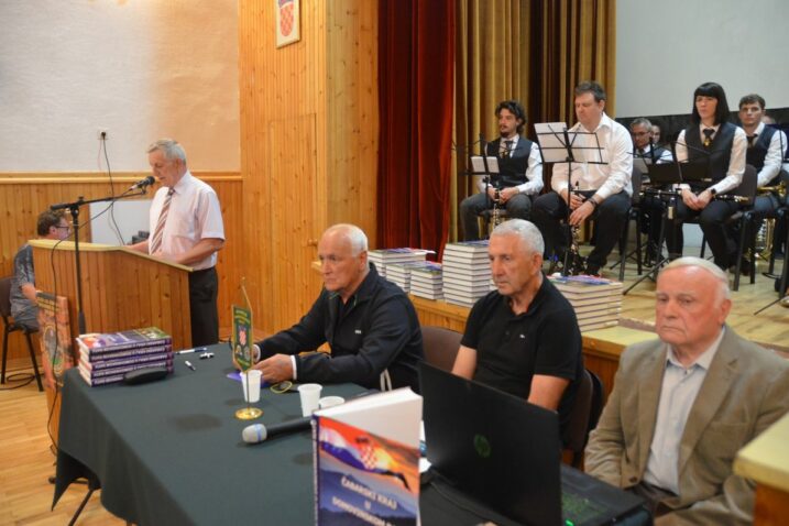 Ivan Šoštarić (sjedi prvi s lijeve strane), Miljenko Balen i Ivan Janeš na predstavljanju knjige "Čabar u Domovinskom ratu" / Foto Marinko Krmpotić