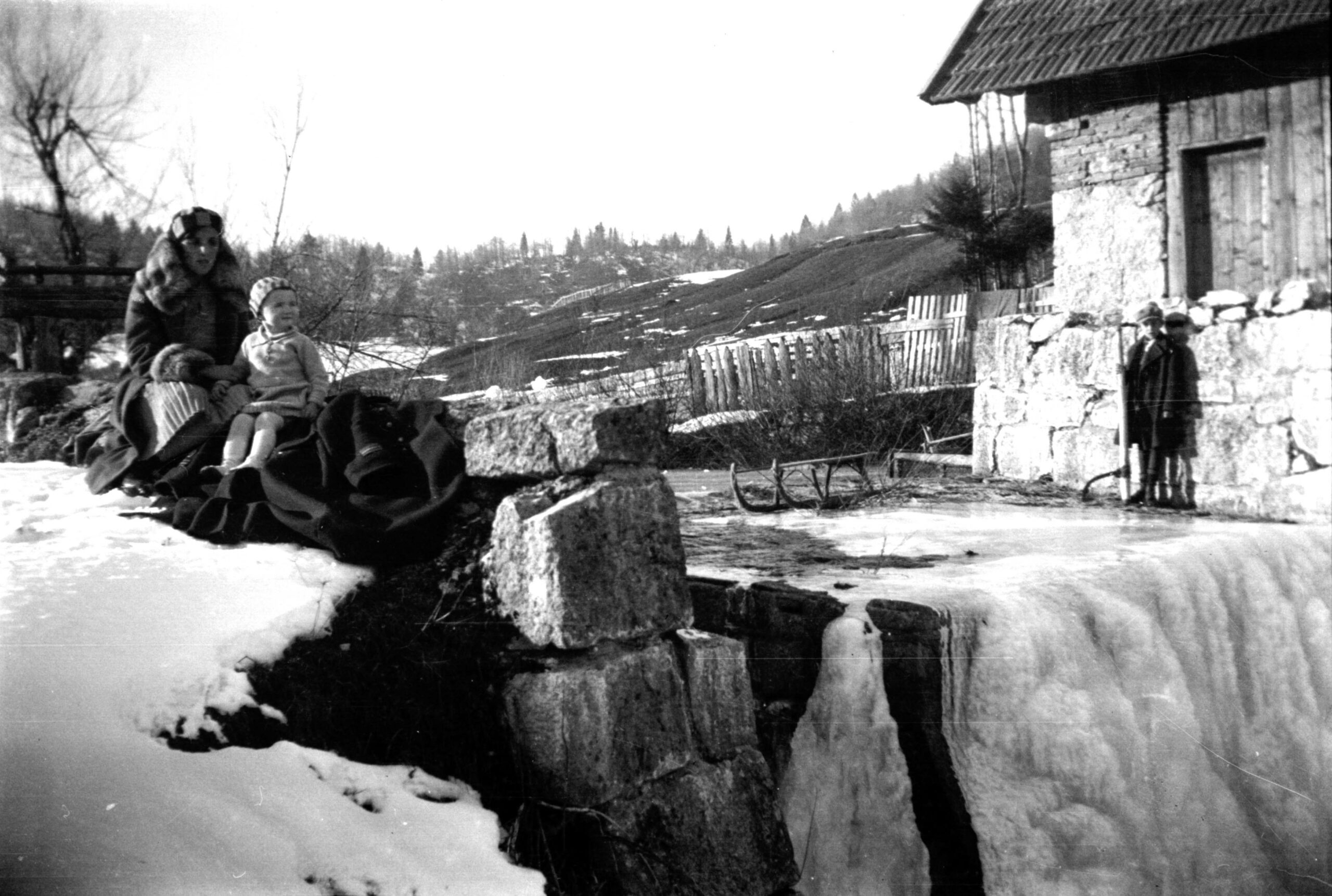Nesvakidašnja obiteljska fotka uz zaleđenu Lokvarku